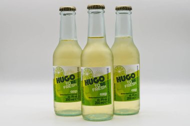 Bologna - İtalya - 10 Ekim 2024: Hugo by Italian Coop. Beyaz arka planda şarap bazlı içecek..