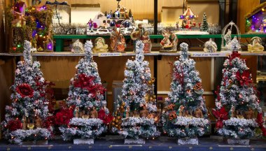 Bologna - İtalya - 24 Aralık 2022: Santa Lucia Noel Pazarı, Chiesa dei servi, Bologna. İtalya