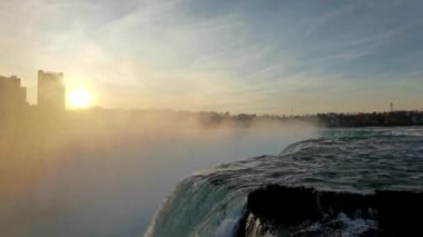 Görkemli Niagara Şelalesi 'nin üzerinde altın gün doğumu. 4k