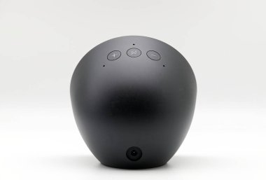 Bologna - İtalya - 23 Kasım 2024 Amazon Echo Spot. Alexa, sanal yapay zeka asistanı. Arka plan.