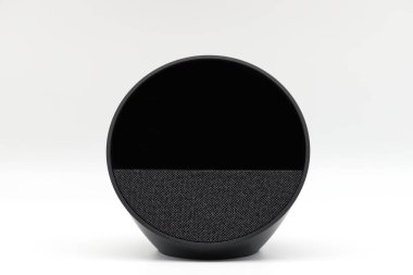 Bologna - İtalya - 23 Kasım 2024 Amazon Echo Spot. Alexa, sanal yapay zeka asistanı beyazı izole etti..