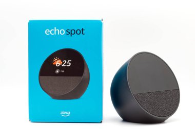 Bologna - İtalya - 23 Kasım 2024 Amazon Echo Spot. Alexa, sanal yapay zeka asistanı beyaz arkaplanda izole edilmiş..