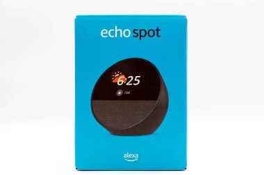 Bologna - İtalya - 23 Kasım 2024 Amazon Echo Spot. Alexa, sanal AI paketi ile beyaz arkaplanda izole.