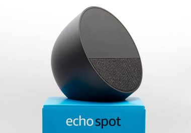 Bologna - İtalya - 23 Kasım 2024 Amazon Echo Spot. Alexa, sanal AI paketi ile beyaz arkaplanda izole.