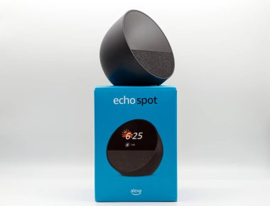 Bologna - İtalya - 23 Kasım 2024 Amazon Echo Spot. Alexa, sanal AI paketi ile beyaz arkaplanda izole.