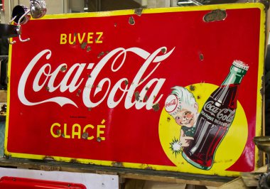 Bologna - İtalya - 23 Kasım 2024: Antika Coca-Cola tabelası reklamları Mondo Creativo 'da buzlu içecek, Bolonya' da yaratıcı hobilere adanmış büyük bir sergi. İtalya.