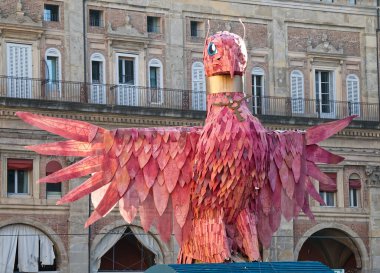 Bologna - İtalya - 31 Aralık 2024: Il Vecchione (Yaşlı Adam). Mercurio la fenice (Anka Merkür) Yazan Yole Signorelli. Geçen yılı temsil eden bu büyük simülasyon Bologna 'nın ana meydanında yılbaşı gecesinde yanıyor..