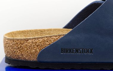 Bologna - İtalya - 12 Ocak 2025: Mavi Birkenstock Arizona sandaletleri ve beyaz arka planda izole edilmiş mantar tabanları.