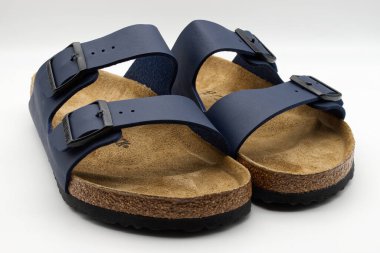 Bologna - İtalya - 12 Ocak 2025: Mavi Birkenstock Arizona sandaletleri ve beyaz arka planda izole edilmiş mantar tabanları.