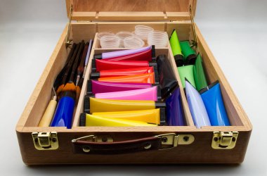 Ahşap bir kutuda renkli sanat malzemeleri organize edildi..