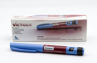 Bolonya - İtalya, 1 Şubat 2025: Victoza liraglutide enjeksiyon kalemi. İtalyan paketi. Beyaz arkaplan.