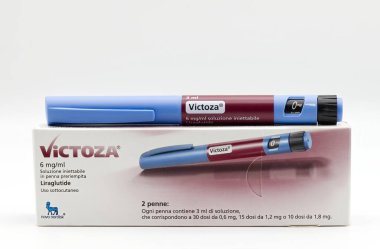 Bolonya - İtalya, 1 Şubat 2025: Victoza liraglutide enjeksiyon kalemi. İtalyan paketi.