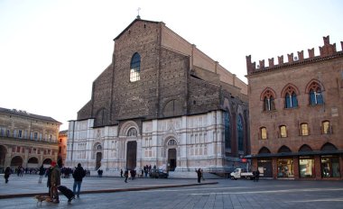 Bologna - İtalya, 27 Aralık 2024: San Petronio Bazilikası ile Majestic Piazza Maggiore, İtalya.