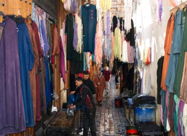 Fes - Fas, Afrika - 17 Şubat 2024 Fas 'ta Bir Fas Çarşısında Kıyafet Pazarı.