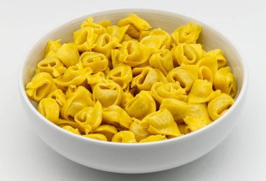 Çiğ Tortellini Makarnası. Emilia-Romagna, Bologna 'dan geleneksel İtalyan Makarnası.