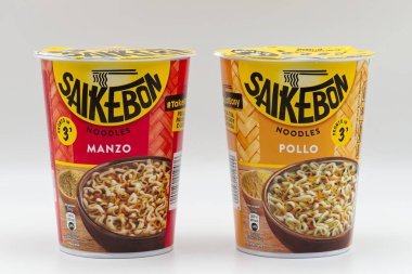 Bologna - İtalya - 1 Şubat 2025: Saikebon Pollo e Manzo (tavuk ve biftek) hazır erişte kupası. Beyaz arkaplanda İtalyan ambalajı izole edildi