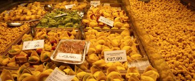 Bologna - İtalya - 27 Aralık 2024: Tortellini, tortelloni, lazanya da dahil olmak üzere taze İtalyan makarnası piyasada gösterimi.