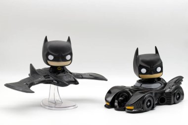 Bologna - İtalya - 8 Nisan 2025: Batman in Batmobile and Batwing vinil figürü: Funko Pop Rides.