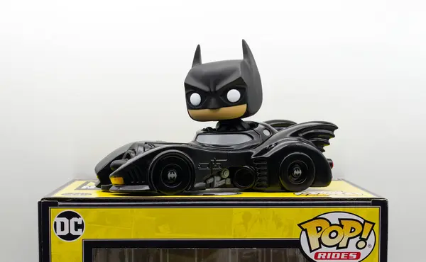 Bologna - İtalya - 8 Nisan 2025: Batman in Batmobile vinil figürü Funko Pop Rides.