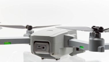 Siyah pervaneli İHA beyaz arka planda izole edilmiş uçuşa hazır. Yakın plan..