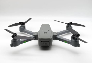 Siyah pervaneli İHA beyaz uçuşa hazır.