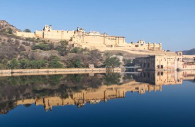 Rajasthan 'daki görkemli Amber kalesi ve sarayı. Jaipur, Hindistan.