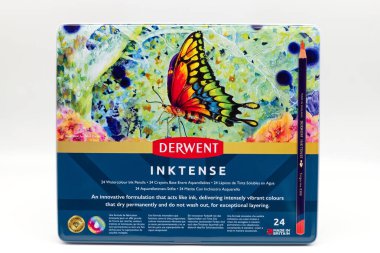 Bologna - İtalya - 5 Mart 2025: Derwent InkTense 24 Watercolor kalemleri beyaz arkaplanda izole edilmiş metal bir teneke kutu içinde.