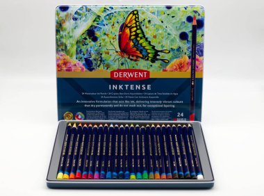 Bologna - İtalya - 5 Mart 2025: Derwent InkTense 24 Watercolor kalemleri.