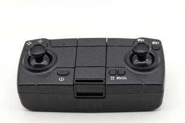 Modern siyah dron denetleyici eyleme hazır.