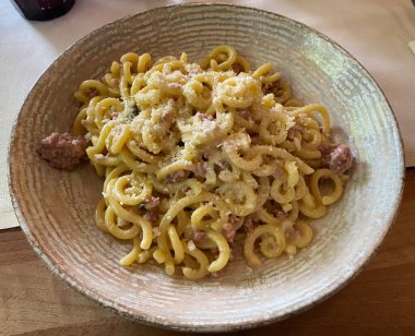 İtalyan Gramigna alla salsiccia makarnası. Sosisli Gramigna Makarnası.