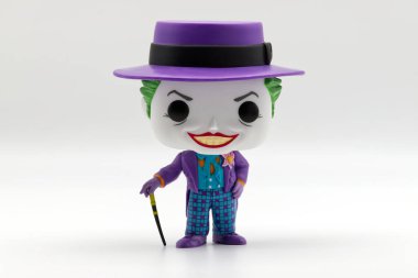 Bologna - İtalya - 29 Nisan 2025: Funko Pop 'un Joker koleksiyonluk plastik figürü beyaz arka planda izole edildi.