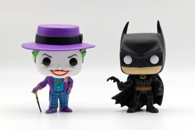 Bologna - İtalya - 29 Nisan 2025: Batman ve Joker, Batman 1989 filminden, koleksiyonluk vinil figürler Funko Pop. 