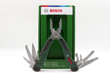 Bologna - İtalya - 11 Mayıs 2025: Bosch çoklu aracı ve ambalaj beyaz arka planda izole edildi.
