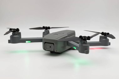 Hava fotoğrafçılığı ve videografi için yüksek çözünürlüklü gri drone