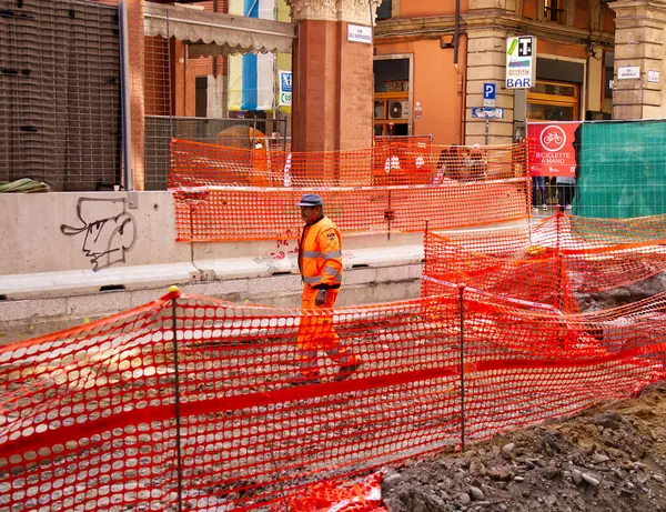 Bologna - İtalya - 24 Mayıs 2025 Via Indipendenza 'daki tramvayın inşaatı. Bologna. İtalya