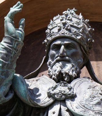 Papa XIII. Gregorio 'nun heykeli Bolonya' daki insanları kutsuyor. İtalya.