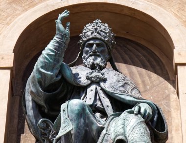 Papa XIII. Gregorio 'nun heykeli Bolonya' daki insanları kutsuyor. İtalya.