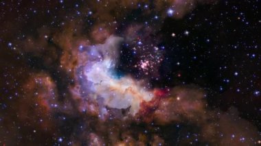 Uzayın derinliklerinde kozmik toz bulutlarıyla renkli nebula oluşumu.