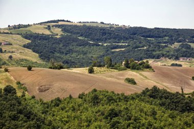Serravalle Kalesi 'nin yakınındaki Valsamoggia kırsalının manzarası. Bologna. İtalya.
