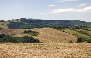 Serravalle Kalesi 'nin yakınındaki Valsamoggia kırsalının manzarası. Bologna. İtalya.