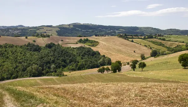 Serravalle Kalesi 'nin yakınındaki Valsamoggia kırsalının manzarası. Bologna. İtalya.