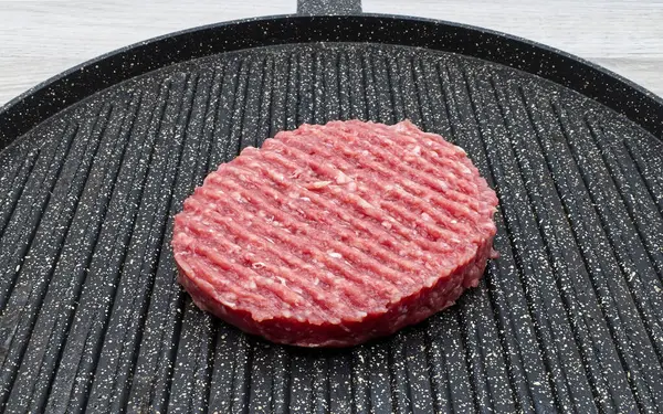 Çiğ hamburger köftesi pişmeye hazır..