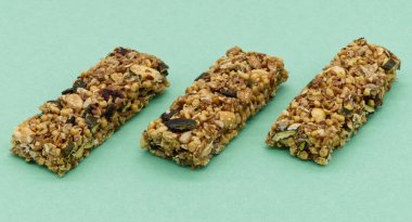 Nane Yeşili Arkaplanda Sağlıklı Granola Çubukları