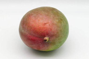 Olgun mango, yemeye hazır, beyaz arka planda izole edilmiş.