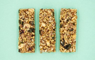Nane Yeşili Arkaplanda Sağlıklı Granola Çubukları
