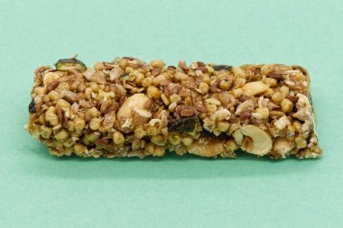 Nane Yeşili Arkaplanda Sağlıklı Granola Çubukları