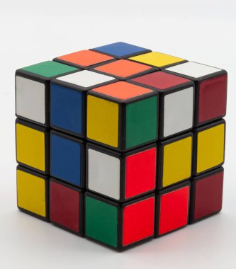Bologna - İtalya - 4 Ekim 2023: Rubik küpü beyaz arka planda izole edildi.