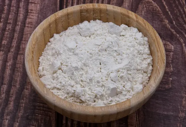 Kırsal ahşap bir kasede beyaz un..