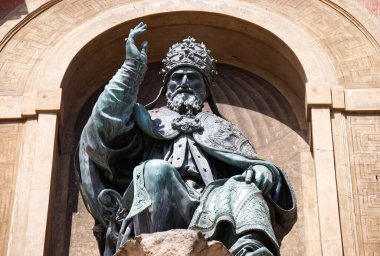 Bolonya - İtalya - 24 Mayıs 2025: Bologna 'da Papa XIII. Gregorio' nun heykeli. İtalya