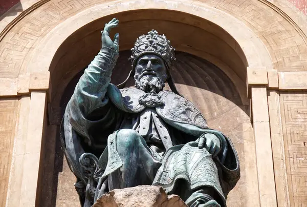 Bolonya - İtalya - 24 Mayıs 2025: Bologna 'da Papa XIII. Gregorio' nun heykeli. İtalya